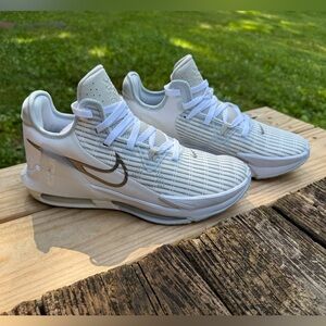 Nike basketball shoe LeBron witness 6 (no box)